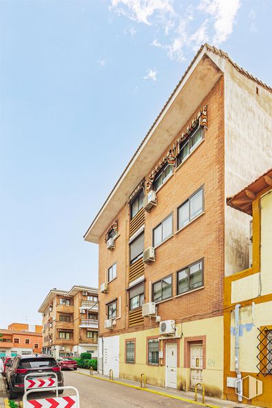 Retail for sale at Avenida Constitución, Mejorada del Campo, Madrid, 28840 with building, window, sky, property, cloud, car, vehicle, urban design, neighbourhood and residential area around