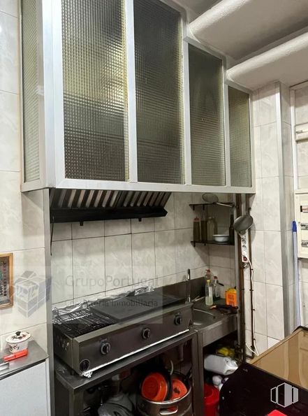 Retail for rent at Zona Guindalera, Salamanca, Madrid, 28028 with kitchen appliance, property, countertop, kitchen stove, kitchen, cooktop, interior design, wood, window and gas stove around