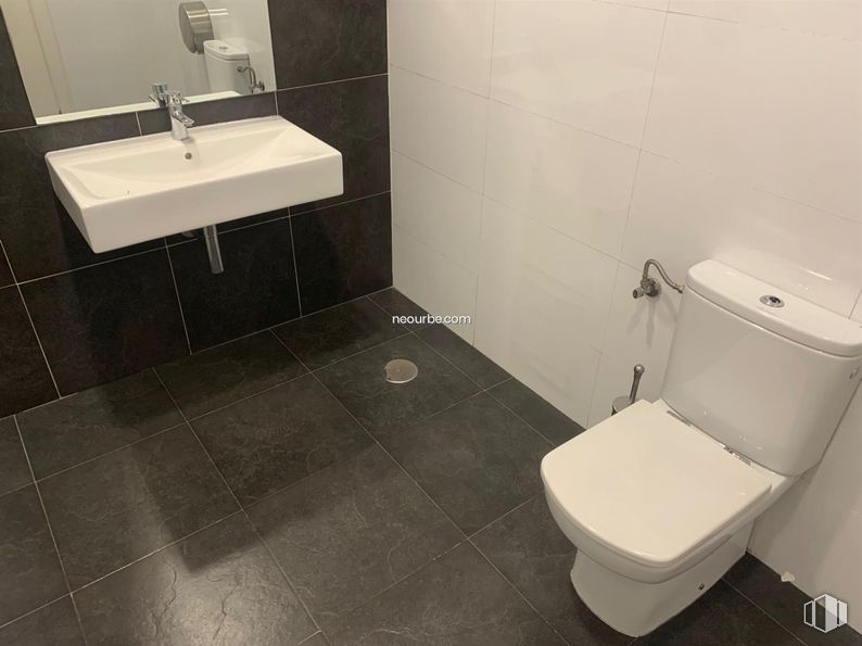 Retail for rent at Calle Agustín Rodríguez Sahagun, Ávila, 05003 with sink, toilet, plumbing fixture, bathroom sink, tap, bathroom, toilet seat, black, purple and mirror around