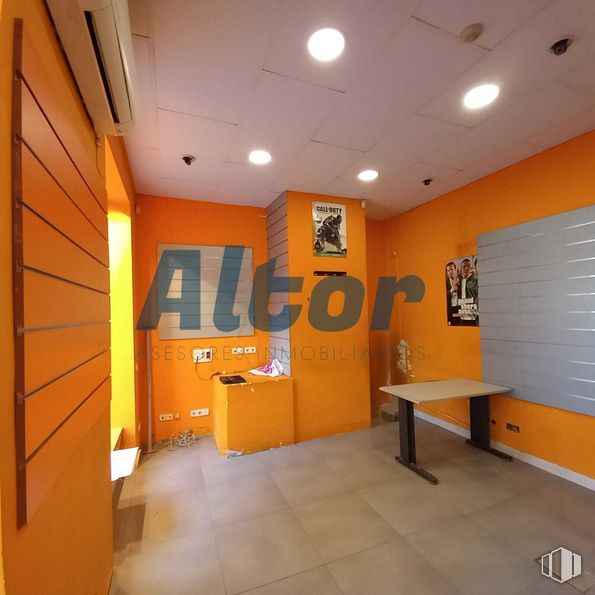 Local en venta en Ronda Atocha, Arganzuela, Madrid, 28012 con mesa, naranja, interiorismo, madera, suelo, suelos, pared, casa, techo y edificio alrededor