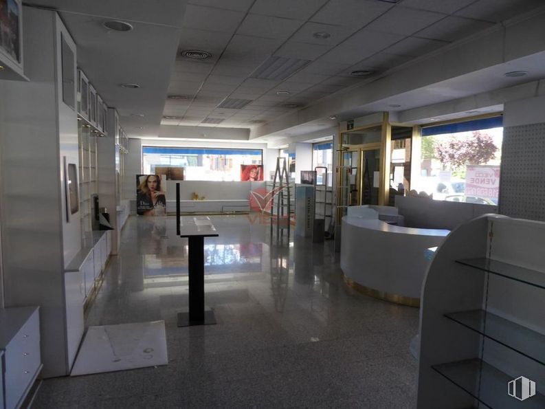 Retail for sale & for rent at Calle Hermanos Becerril, Cuenca, 16004 with couch, table, interior design, automotive design, floor, flooring, ceiling, event, building and glass around