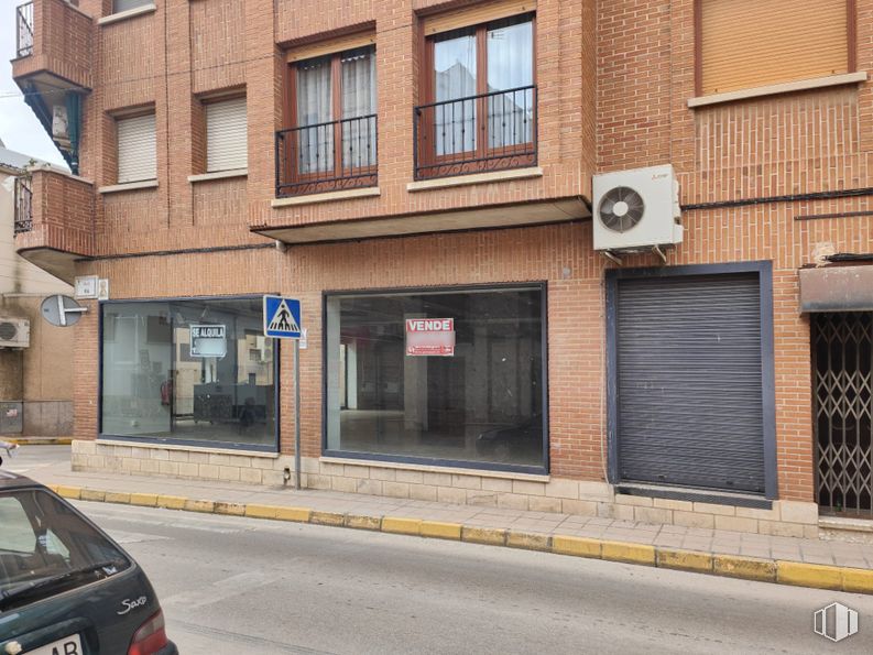 Retail for sale & for rent at Centro urbano, Corral de Almaguer, Toledo, 45880 with window, car, door, brickwork, sidewalk and brick around