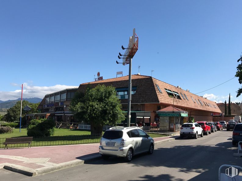 Oficina en alquiler en Centro Comercial Puerta de Villalba, Calle Fuente del Álamo, 16, Collado Villalba, Madrid, 28400 con coche, edificio, cielo, planta, rueda, neumático, vehículo, vehículo de motor, asfalto y nube alrededor