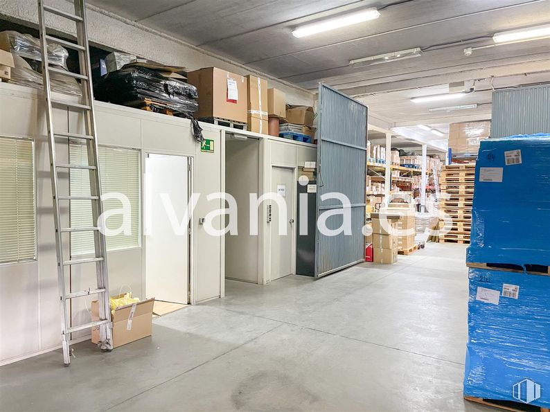 Industrial for sale at Zona San José de Valderas, Leganés, Madrid, 28918 with ladder, flooring, shelving, warehouse, shelf, floor, inventory, shipping box, cardboard packaging and ceiling around