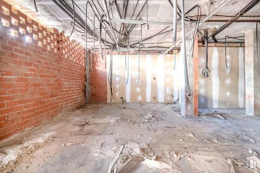 Retail for sale at Avenida Hispanidad, Ciempozuelos, Madrid, 28350 with wood, flooring, brick, composite material, hall, house, building material, brickwork, ceiling and concrete around