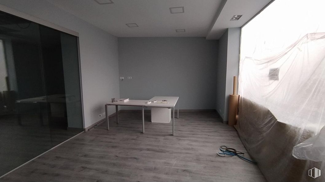 Retail for sale & for rent at Avenida de Madrid, Ávila, 05001 with desk, wood, table, interior design, grey, floor, fixture, flooring, hall and ceiling around