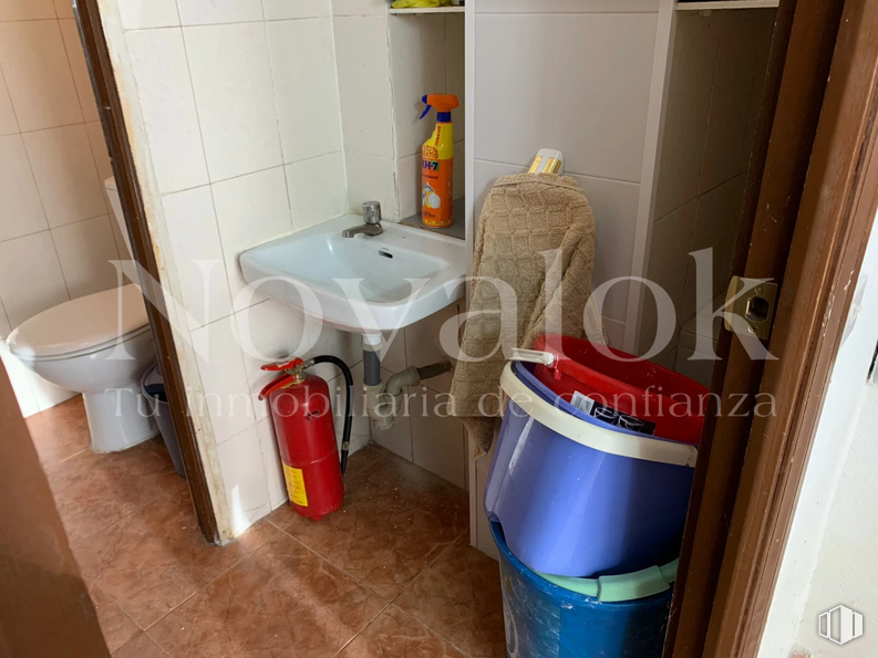 Local en venta en Calle Agustina de Aragón, Móstoles, Madrid, 28938 con fregadero, inodoro, accesorio de fontanería, lavabo de baño, diseño de interiores, baño, piso, grifo, pavimentos y madera alrededor