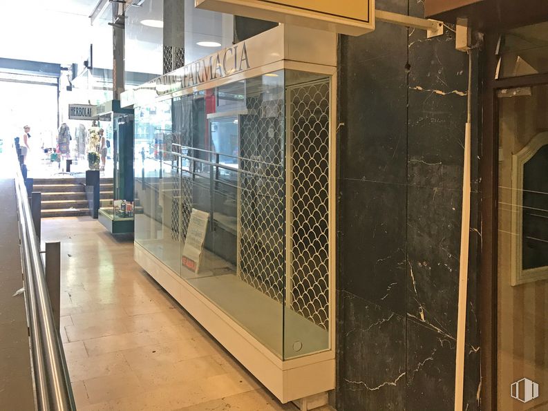 Retail for sale at Calle Julián Romea, 2, Chamberí, Madrid, 28003 with luggage & bags, fixture, flooring, glass, metal, machine, engineering, aluminium, computer cluster and facade around