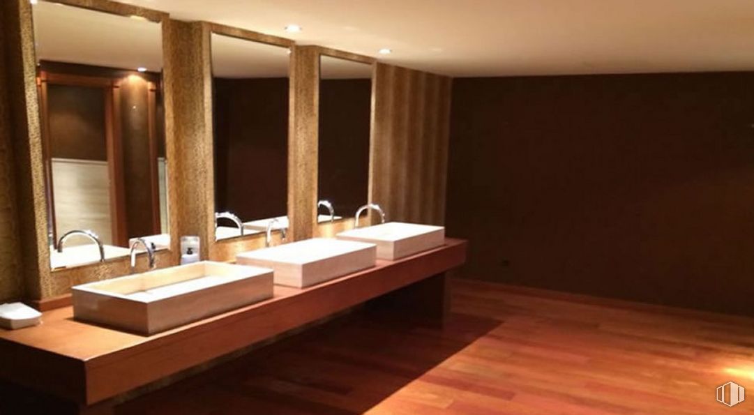 Local en alquiler en Calle Panamá, 14, Chamartín, Madrid, 28036 con fregadero, marrón, grifo, accesorio de fontanería, espejo, lavabo de baño, madera, baño, diseño de interiores y piso alrededor