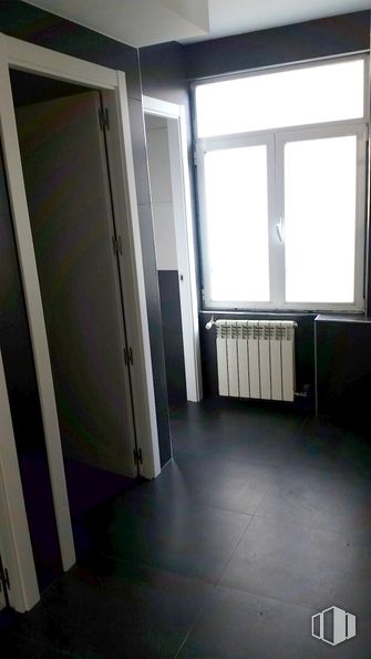 Oficina en alquiler en Zona Tetuán, Tetuán, Madrid, 28020 con ventana, electrodoméstico, accesorio, madera, suelo, piso, madera dura, vidrio, gas, casa y mediante alrededor