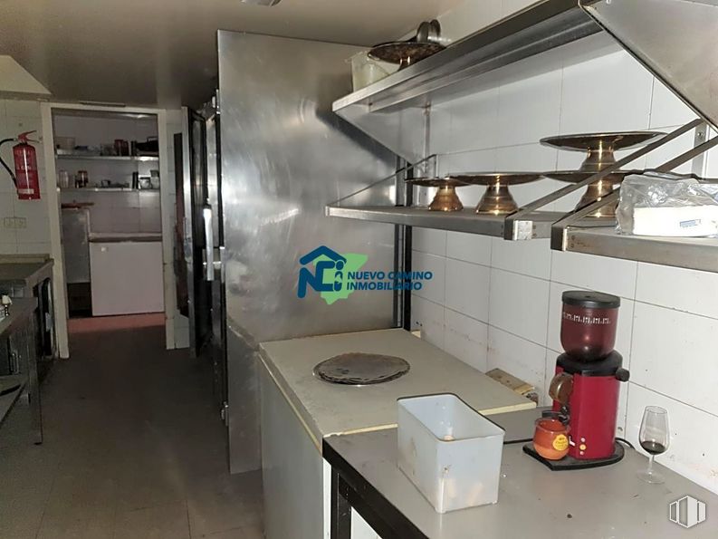 Local en alquiler en Calle de Luis de Salazar, Chamartín, Madrid, 28002 con productos envasados, aparato de cocina, mesa, electrodoméstico, alumbrado, edificio, cocina, diseño de interiores, suelo y piso alrededor