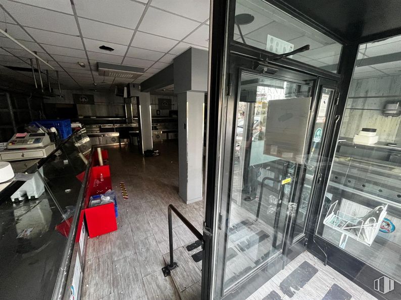 Local en alquiler en Zona Centro, Móstoles, Madrid, 28931 con puerta, edificio, suelo, suelos, diseño automovilístico, puerta del vehículo, ingeniería, máquina, techo y aluminio alrededor