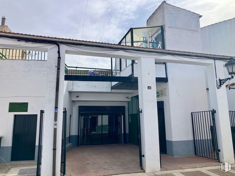 Local en venta en Calle Calderón de la Barca, 9, Navalcarnero, Madrid, 28600 con cielo, propiedad, nube, fachada, gas, ciudad, tejado, diseño urbano, sombra y carretera alrededor