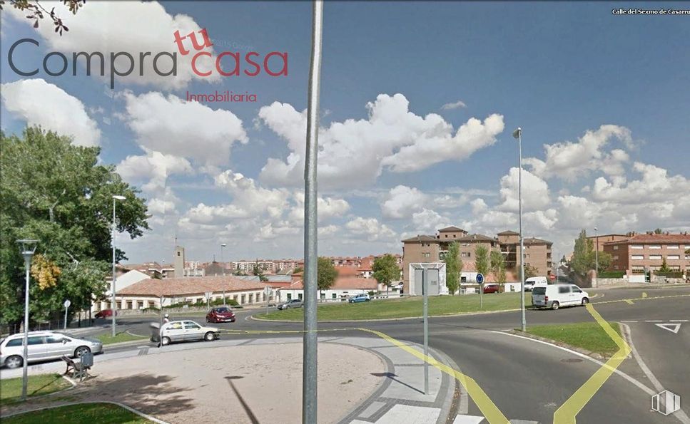 Land for sale at Plaza de Toros, Segovia, 40005 with car, building, cloud, sky, wheel, street light, asphalt, road surface, vehicle and plant around