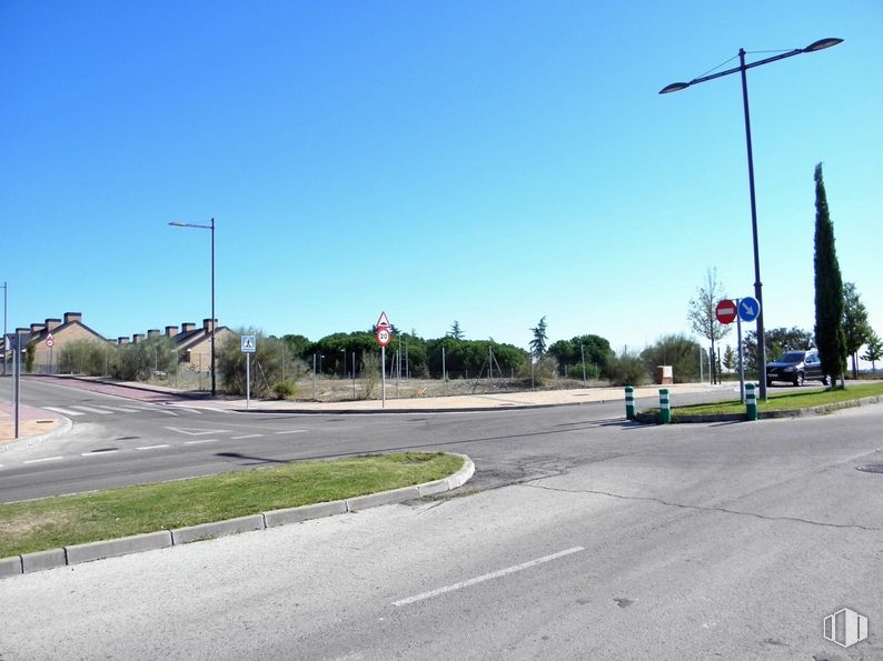 Suelo en alquiler en El Encinar, Boadilla del Monte, Madrid, 28660 con luz de la calle, cielo, planta, superficie de carretera, asfalto, árbol, lote de tierra, vía pública, espacio público y área residencial alrededor