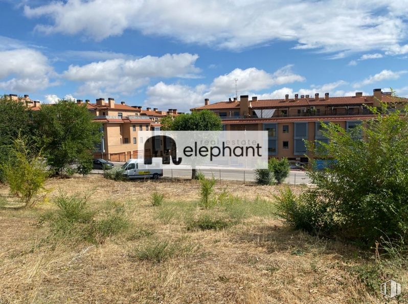 Land for sale at Avenida de España, El Molar, Madrid, 28710 with building, sky, plant, cloud, window, land lot, residential area, tree, plain and rural area around