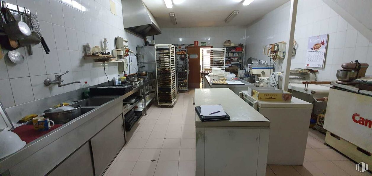 Local en venta en Calle Isla de Lobeira, Collado Villalba, Madrid, 28400 con ebanistería, mueble, fregadero de cocina, fregadero, cocina, grifo, encimera, piso, pavimentos y aparato de cocina alrededor