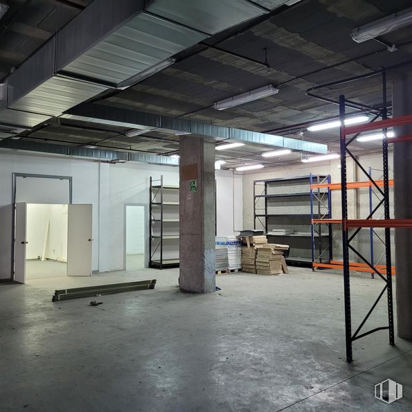 Industrial for sale at Calle María Tubau, Fuencarral - El Pardo, Madrid, 28050 with flooring, ceiling, floor, lighting, interior design, composite material, fluorescent lamp, metal, light fixture and glass around