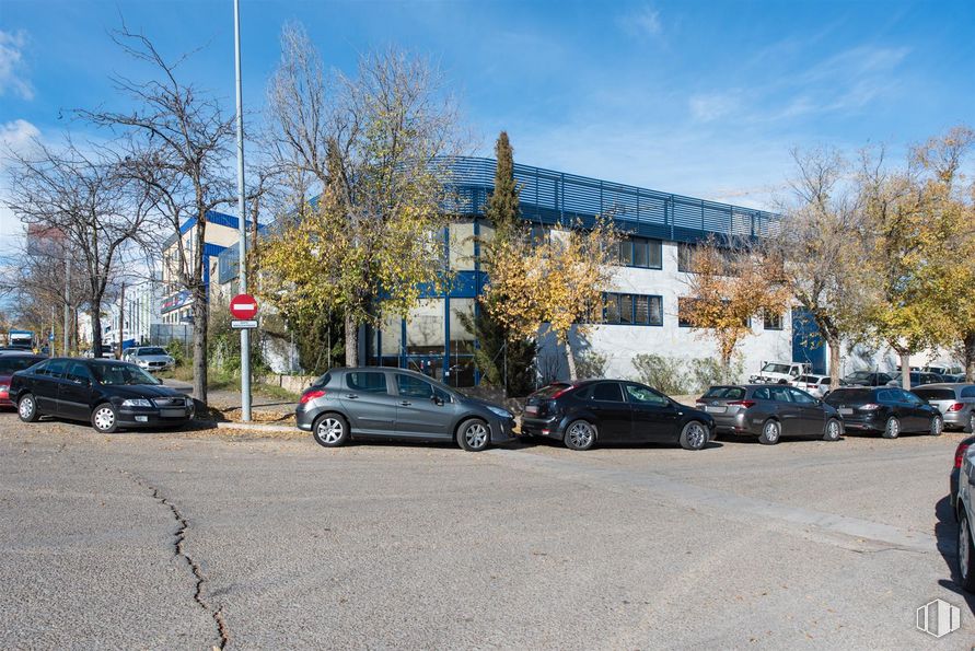 Oficina en venta en Calle Almazara, Tres Cantos, Madrid, 28760 con coche, edificio, rueda, luz de estacionamiento, neumático, cielo, vehículo terrestre, nube, vehículo y planta alrededor