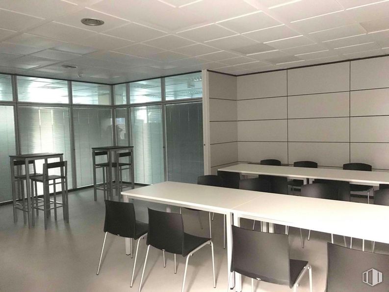 Oficina en alquiler en Zona empresarial La Moraleja, Alcobendas, Madrid, 28108 con silla, mesa, mueble, interiorismo, edificio, accesorio, línea, suelos, madera y techo alrededor