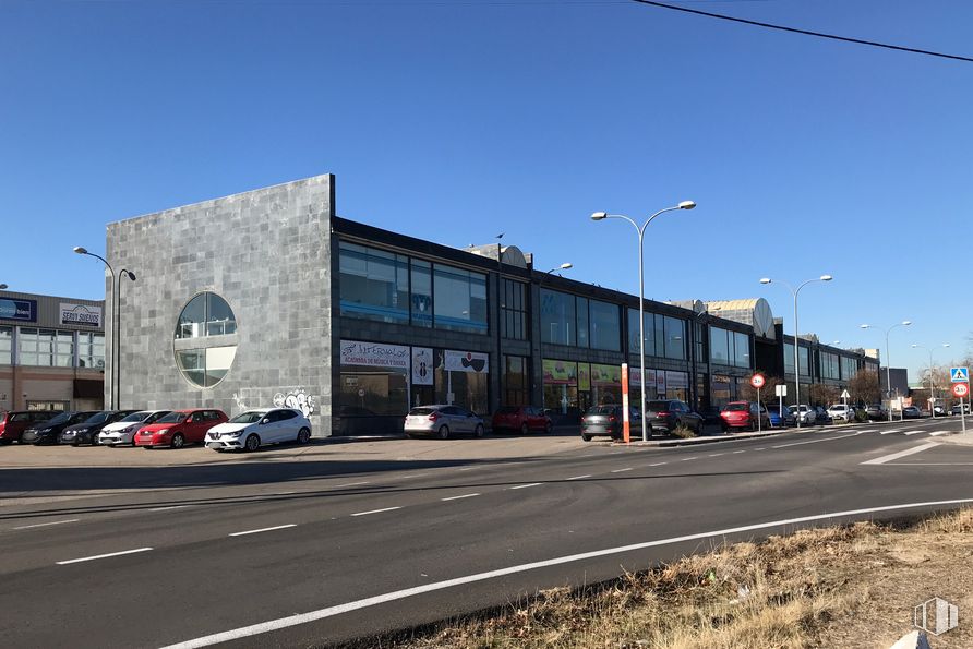 Oficina en alquiler en Avenida Portugal, 32, Griñón, Madrid, 28971 con edificio, luz de la calle, cielo, ventana, asfalto, superficie de carretera, coche, vehículo, diseño urbano y vía pública alrededor