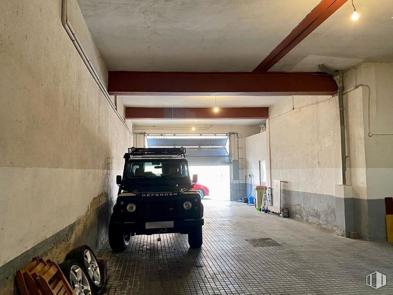 Nave en venta en Zona Puente Vallecas, Puente de Vallecas, Madrid, 28053 con zapato, coche, neumático, luz de estacionamiento, vehículo, neumático de automoción, iluminación del automóvil, rueda, vehículo de motor y diseño automovilístico alrededor