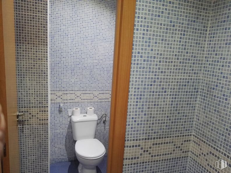 Retail for sale at Calle Honduras, 4, Coslada, Madrid, 28820 with toilet, plumbing fixture, toilet seat, window, bathroom, building, purple, flooring, floor and curtain around