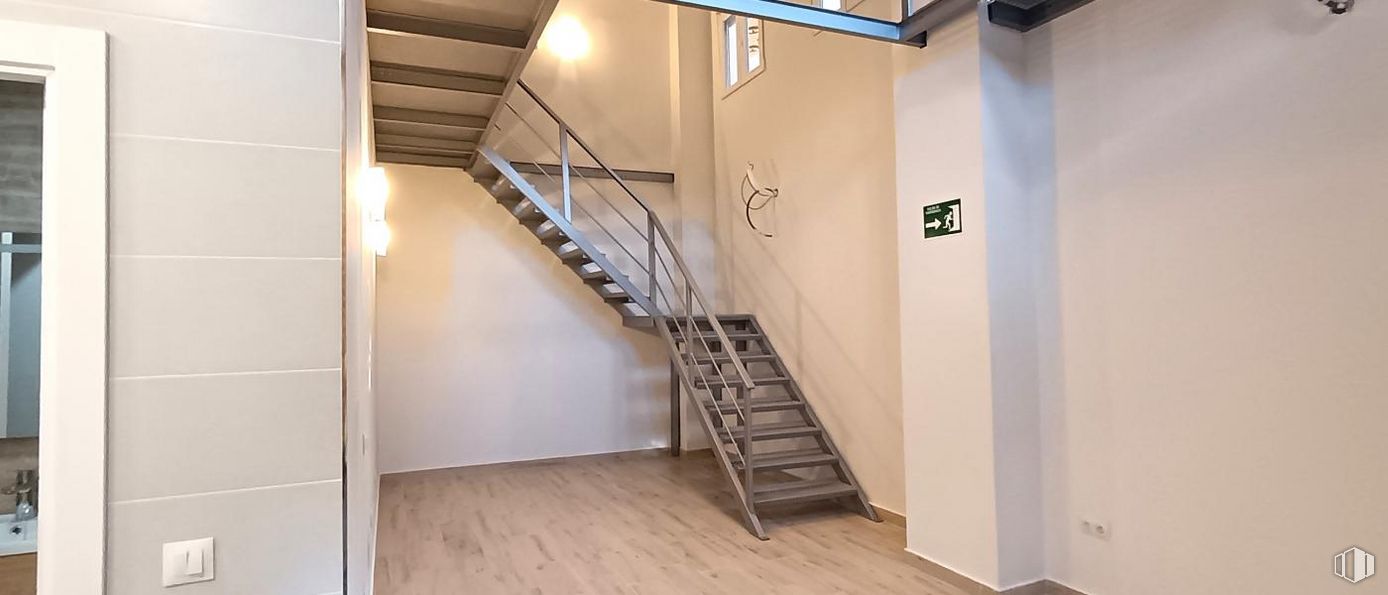 Retail for rent at Zona Constitución, Guadalajara, 19004 with property, stairs, fixture, wood, building, interior design, hall, floor, wall and flooring around