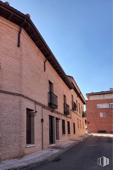 Local en alquiler en Calle San Antonio, Navalcarnero, Madrid, 28600 con ventana, edificio, casa, marrón, cielo, madera, accesorio, superficie de carretera, ladrillo y puerta alrededor