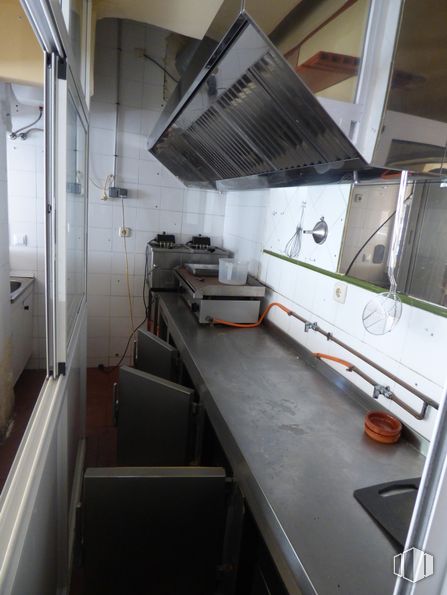 Local en venta en Plaza San Juan de Covas, 16, Alcorcón, Madrid, 28925 con encimera, fregadero, vehículo, accesorio, vehículo de motor, madera, pavimento, ingeniería, cocina y aluminio alrededor