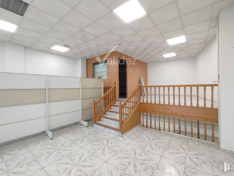 Retail for rent at Zona centro, El Escorial, Madrid, 28280 with property, wood, interior design, hall, building, flooring, stairs, floor, line and real estate around