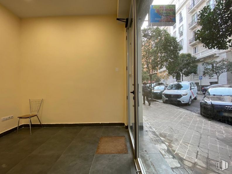 Retail for sale at Calle Padilla, Salamanca, Madrid, 28006 with car, chair, building, tire, vehicle, wheel, automotive lighting, vehicle registration plate, road surface and flooring around