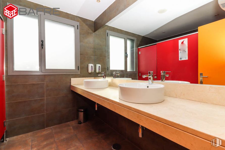 Oficina en venta en Avenida Juan Caramuel, Leganés, Madrid, 28919 con fregadero, ventana, espejo, grifo, accesorios de fontanería, propiedad, lavabo, madera, cuarto de baño y interiorismo alrededor