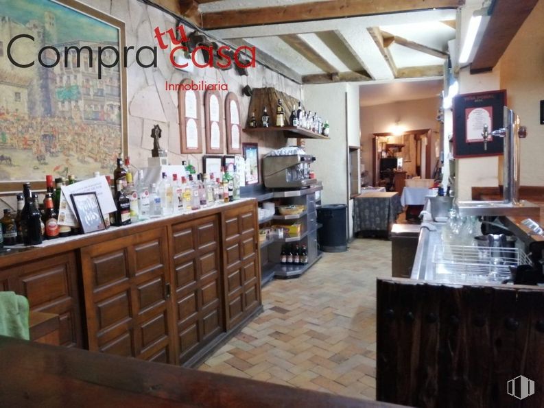 Retail for sale at Calle Conde Sepúlveda, Sepúlveda, Segovia, 40300 with cabinetry, property, wood, interior design, shelf, picture frame, hardwood, shelving, flooring and ceiling around