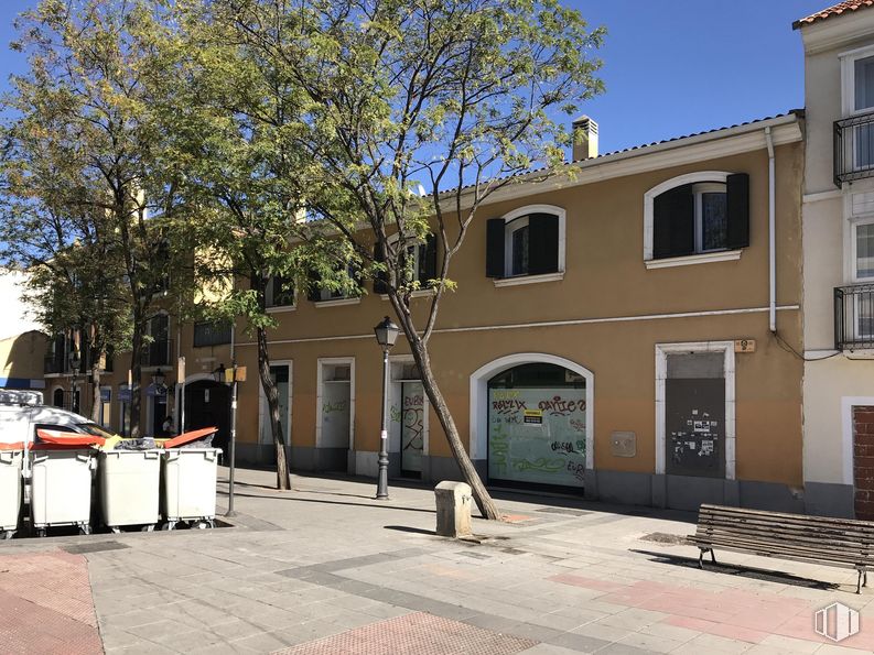 Local en venta en Calle Eras Altas, 2, Villa de Vallecas, Madrid, 28031 con mesa de trabajo, ventana, edificio, cielo, propiedad, árbol, sombra, superficie de carretera, diseño urbano y área residencial alrededor