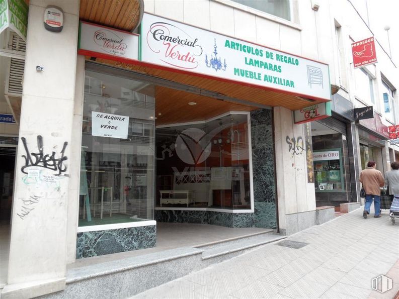 Local en alquiler en Avenida Castilla La Mancha, Cuenca, 16003 con persona, edificio, ventana, fachada, venta minorista, toldo, publicidad, fuente, calle y acera alrededor