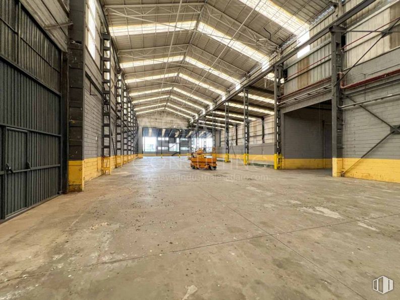 Industrial for sale & for rent at Zona industrial, Valdemoro, Madrid, 28343 with wood, building, road surface, asphalt, hall, floor, flooring, wall, warehouse and beam around