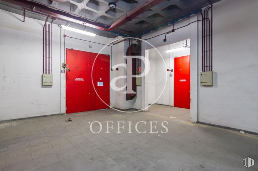 Oficina en venta en Zona IFEMA, Hortaleza, Madrid, 28033 con puerta, iluminación automotriz, accesorio, edificio, piso, diseño automotriz, suelo, gas, sistema de alarma contra incendios y hormigón alrededor