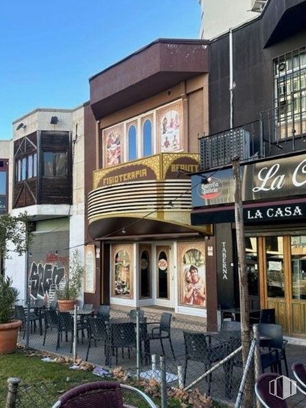 Retail for rent at Carretera Canillas, 144, Hortaleza, Madrid, 28043 with window, chair, building, door, restaurant and night around