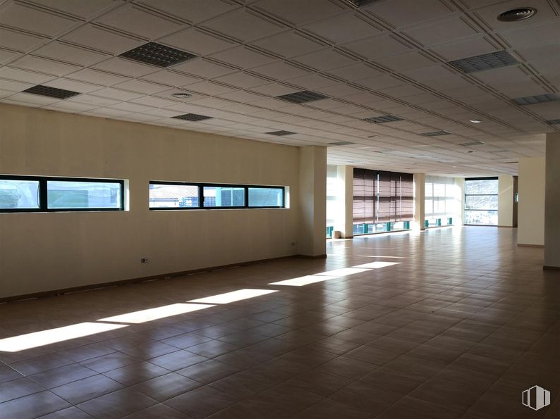 Industrial for sale at San Crispín - La Estación Consorcio, Colmenar Viejo, Madrid, 28770 with window, flooring, floor, ceiling, interior design, hall, tile flooring, glass, transparency and daylighting around