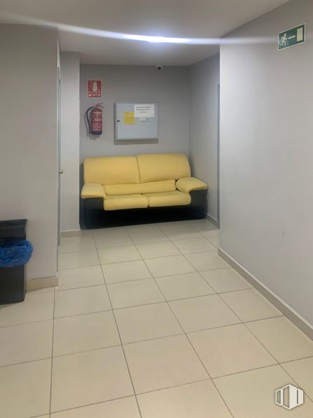 Oficina en alquiler en Calle Mayor, 50, Alcorcón, Madrid, 28921 con sofá, edificio, confort, suelos, interiorismo, suelo, sofá estudio, televisión, madera y madera dura alrededor