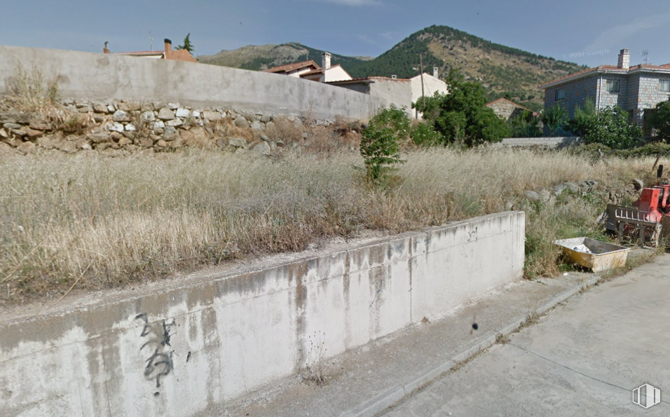 Land for sale at Calle Adolfo Suárez, Navalmoral, Ávila, 05120 with building, plant, sky, water, ecoregion, land lot, tree, wall, tire and landscape around