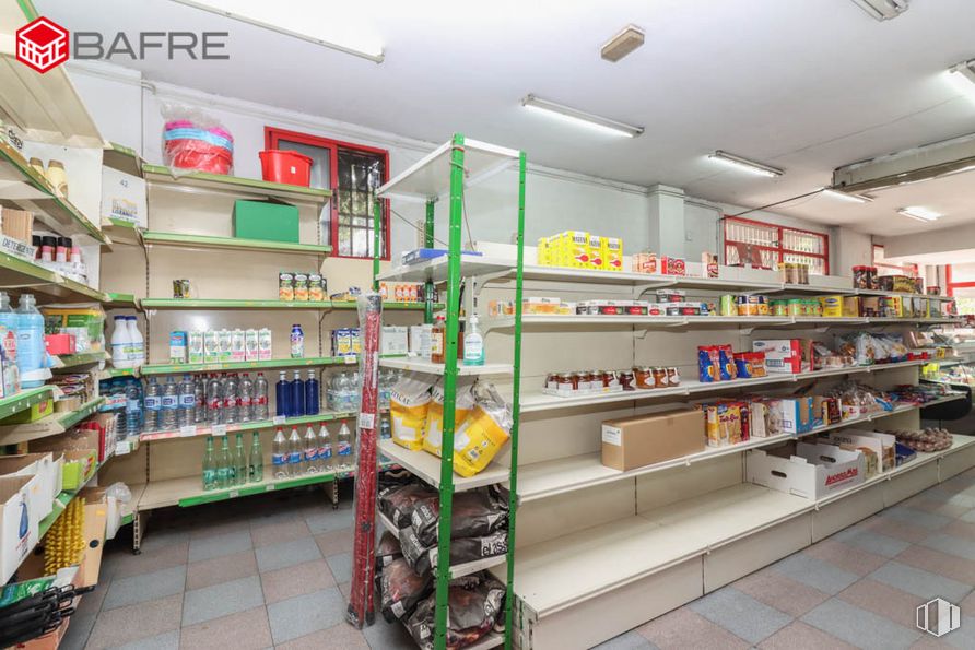 Local en venta en Calle Avena, Usera, Madrid, 28026 con mueble, estante, estantería, cliente, interiorismo, tienda, almacenamiento de alimentos, venta al por menor, servicio y comercio alrededor