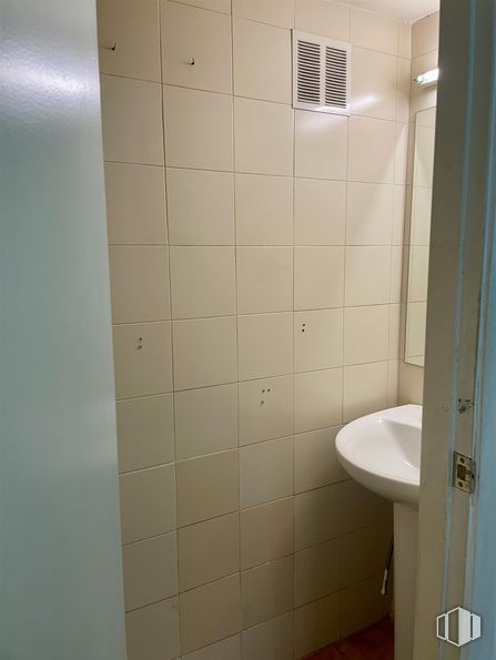 Local en venta en Calle Camilo José Cela, 5, Las Rozas de Madrid, Madrid, 28230 con fregadero, edificio, cuarto de baño, accesorio, madera, interiorismo, suelo, suelos, lavabo y pared alrededor