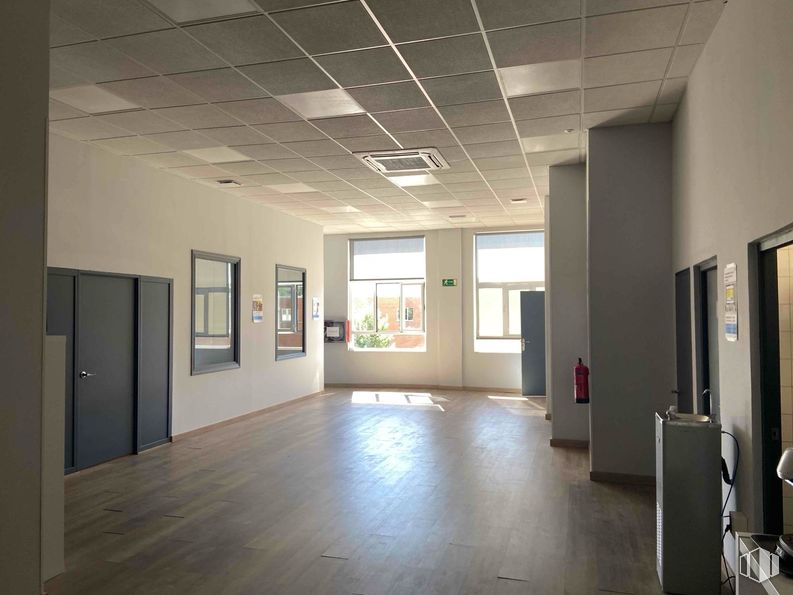 Nave en alquiler y venta en Zona Industrial Alcobendas, Alcobendas, Madrid, 28108 con ventana, puerta, lámpara, edificio, accesorio, hall, suelos, suelo, madera y techo alrededor