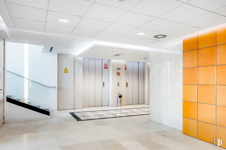 Oficina en alquiler en Oasis, Calle Basauri, 17, Moncloa - Aravaca, Madrid, 28023 con edificio, accesorio, diseño de interiores, puerta, pasillo, suelo, piso, línea, techo y vidrio alrededor