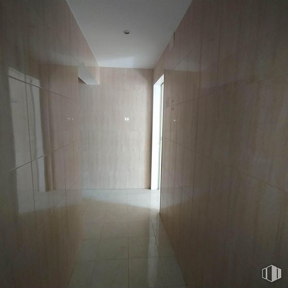 Nave en venta en Calle Henares, Velilla de San Antonio, Madrid, 28891 con accesorio, madera, suelos, hall, tintes y matices, material compuesto, techo, vidrio, espacio y edificio alrededor