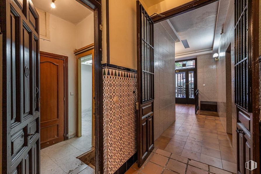 Local en venta en Calle Galileo, Chamberí, Madrid, 28015 con puerta, propiedad, accesorio, madera, interiorismo, hall, marco, suelos, suelo y pared alrededor