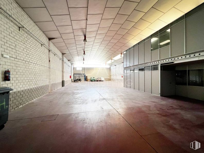 Nave en venta en Zona industrial, Coslada, Madrid, 28820 con contenedor de basura, suelos, suelo, techo, material compuesto, lámpara fluorescente, metal, lámpara, hall y sombra alrededor