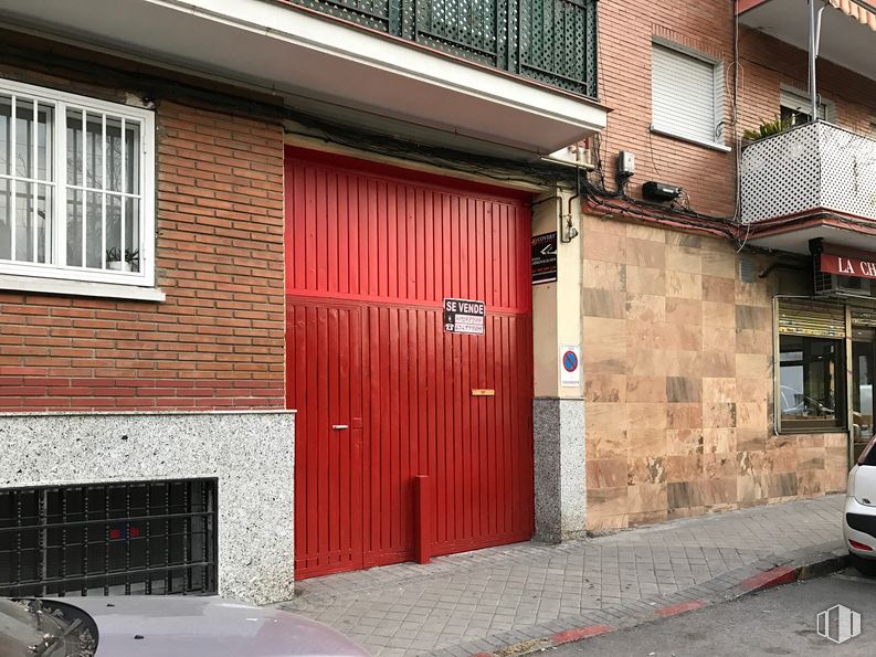 Industrial for sale at Calle José Maurelo, 15, La Latina, Madrid, 28047 with window, door, property, building, wood, automotive lighting, road surface, brickwork, fixture and architecture around